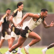 Jogadores do Flamengo durante treinamento antes da partida contra o Red Bull Bragantino pelo Brasileirão