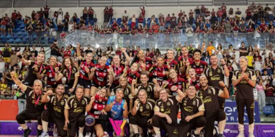 Jogadoras do Sesc RJ Flamengo comemoram título da Copa SuperVôlei na Arena Niterói