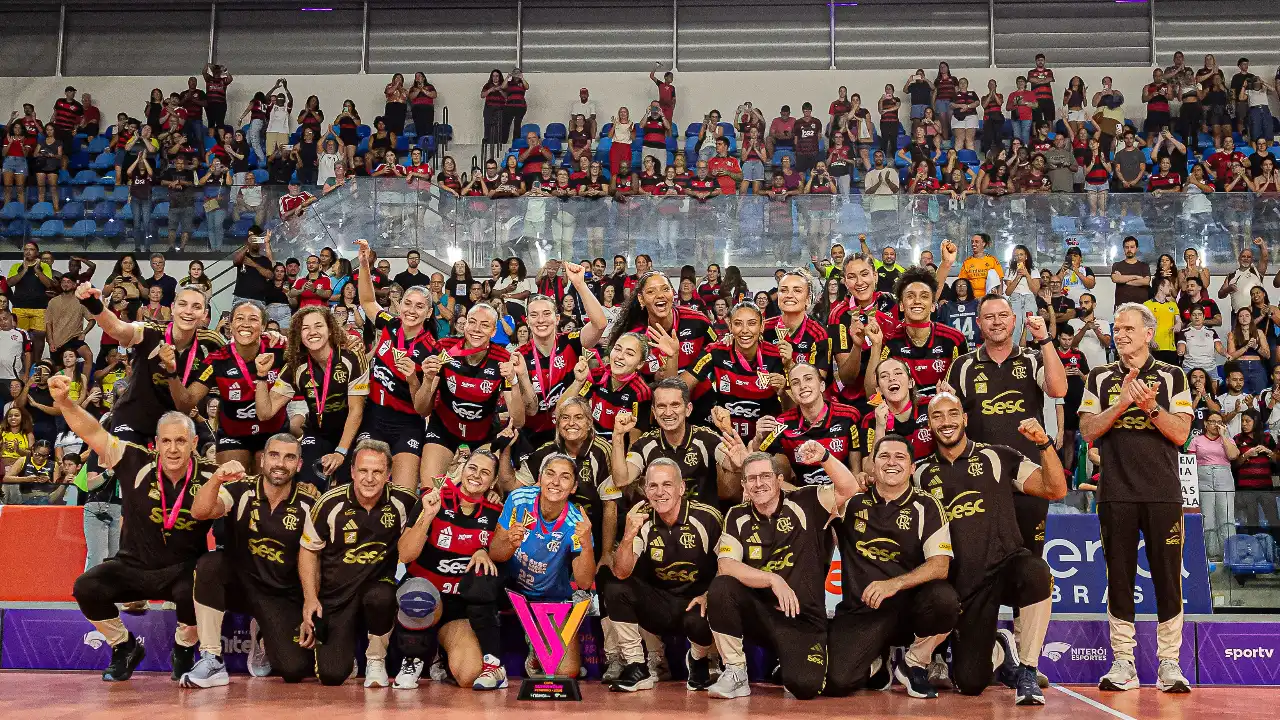 Jogadoras do Sesc RJ Flamengo comemoram título da Copa SuperVôlei na Arena Niterói