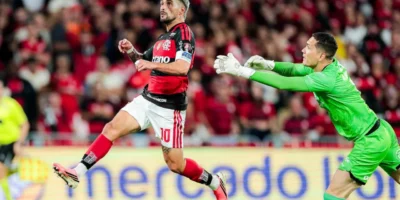Arrascaeta comemora gol do Flamengo contra o Independiente del Valle no Maracanã pela Libertadores