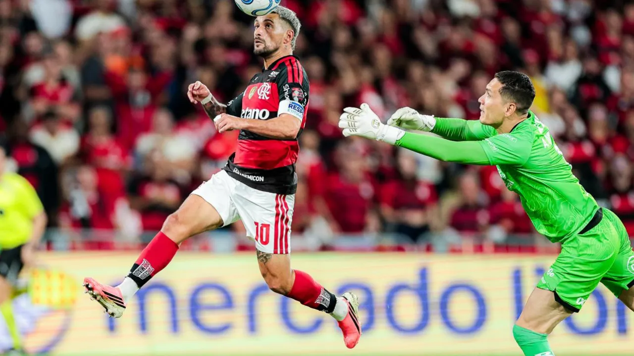Arrascaeta comemora gol do Flamengo contra o Independiente del Valle no Maracanã pela Libertadores