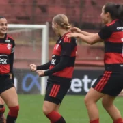 Jogadoras do Flamengo feminino Sub-20 comemoram classificação no Torneio Internacional Estrelas