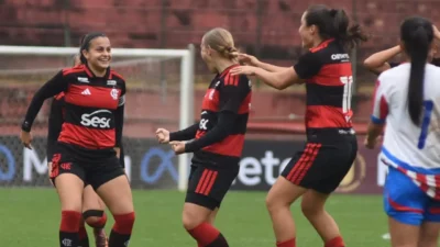 Jogadoras do Flamengo feminino Sub-20 comemoram classificação no Torneio Internacional Estrelas