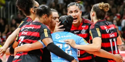 Jogadoras do Sesc RJ Flamengo reunidas em quadra durante partida de vôlei