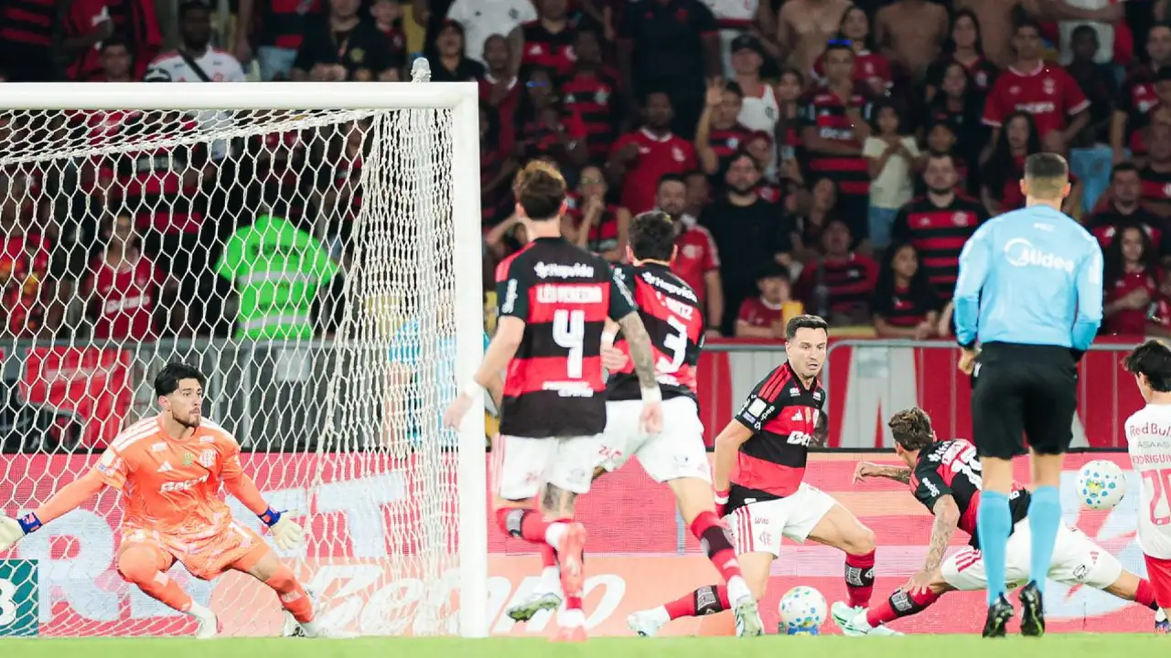 Jogadores do Flamengo comemoram durante partida do Campeonato Brasileiro Jogadores do Flamengo comemoram durante partida do Campeonato Brasileiro