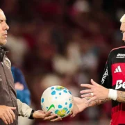 Técnico e jogador do Flamengo durante partida da temporada de 2026