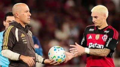 Técnico e jogador do Flamengo durante partida da temporada de 2026