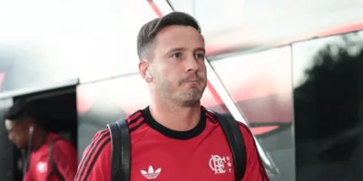 Saúl durante partida do Flamengo na temporada 2026