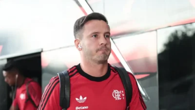 Saúl durante partida do Flamengo na temporada 2026