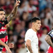 Jogadores do Flamengo comemoram vitória sobre o Corinthians no Maracanã