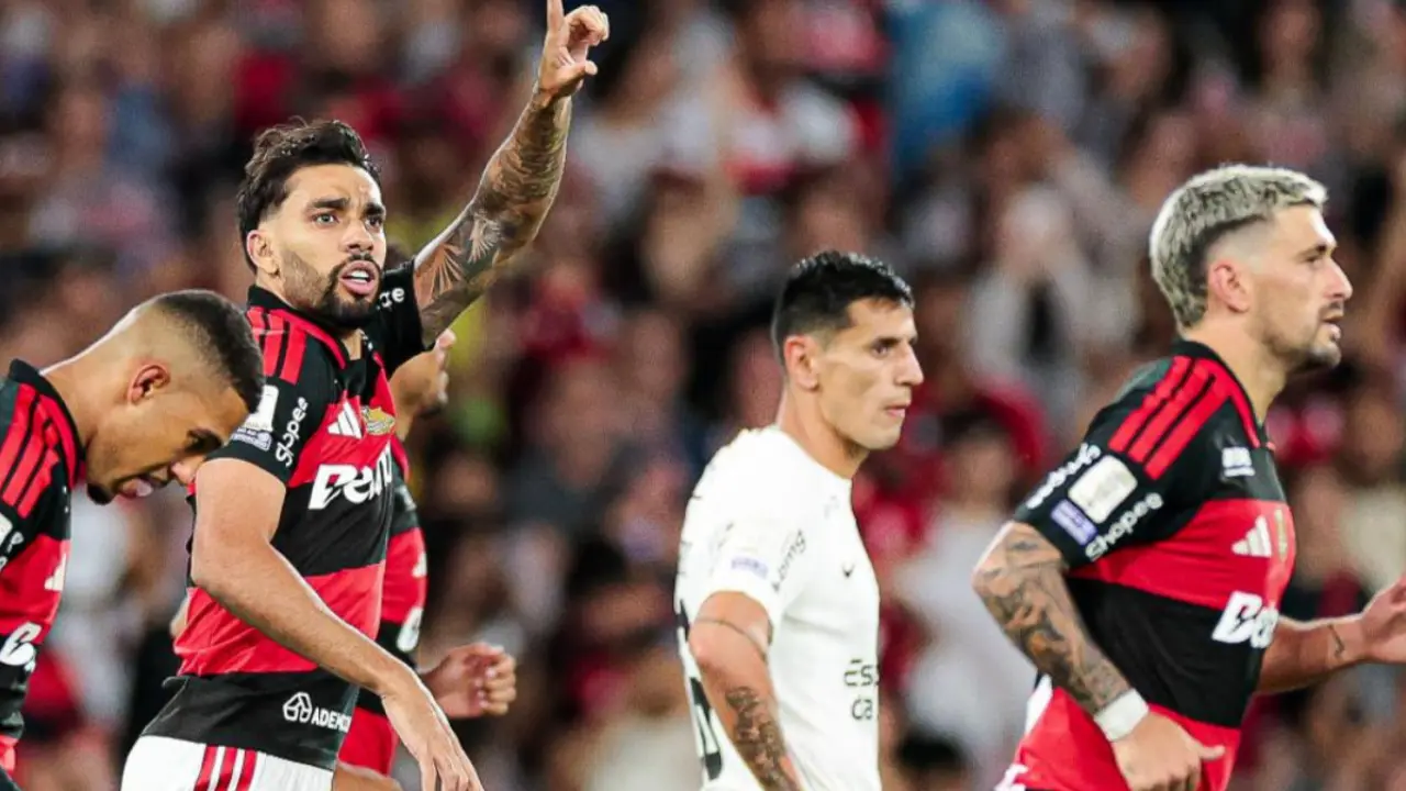 Jogadores do Flamengo comemoram vitória sobre o Corinthians no Maracanã
