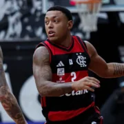 Yago conduz a bola durante Botafogo x Flamengo pelo Campeonato Estadual de Basquete