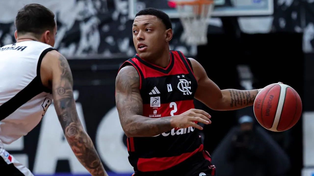 Yago conduz a bola durante Botafogo x Flamengo pelo Campeonato Estadual de Basquete