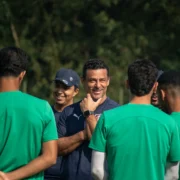Fred conversa com jogadores do Fluminense sub-20 durante treinamento em Xerém