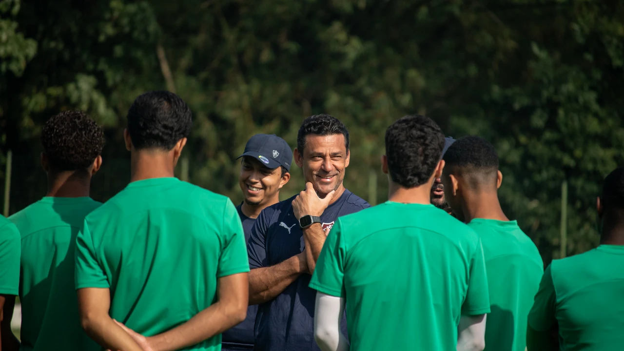 Fred conversa com jogadores do Fluminense sub-20 durante treinamento em Xerém