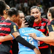 Jogadoras do Sesc RJ Flamengo reunidas em quadra antes da decisão da Copa SuperVôlei