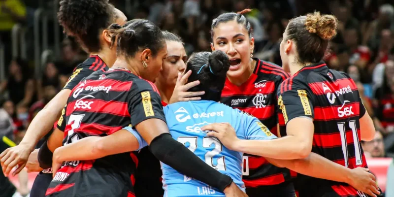 Jogadoras do Sesc RJ Flamengo reunidas em quadra antes da decisão da Copa SuperVôlei
