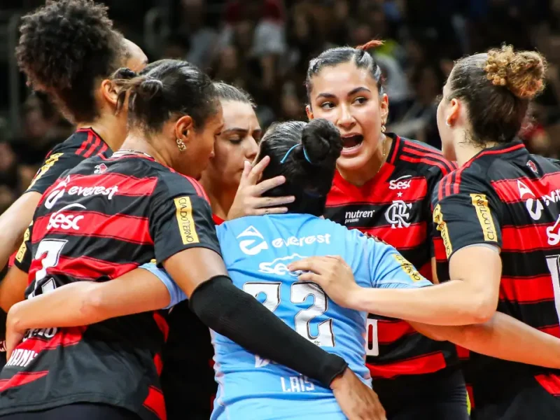 Jogadoras do Sesc RJ Flamengo reunidas em quadra antes da decisão da Copa SuperVôlei