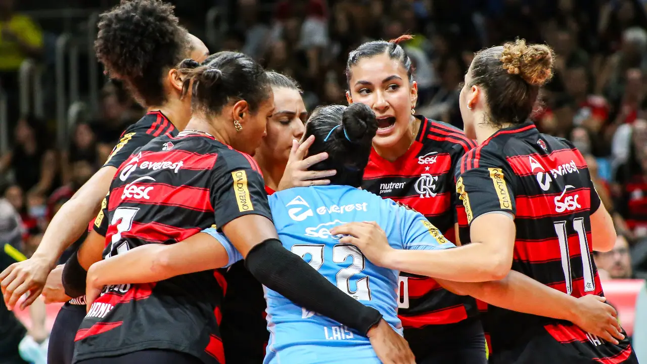 Jogadoras do Sesc RJ Flamengo reunidas em quadra antes da decisão da Copa SuperVôlei Jogadoras do Sesc RJ Flamengo reunidas em quadra antes da decisão da Copa SuperVôlei