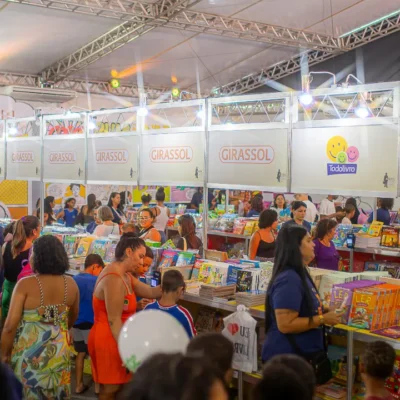 Público participa da Festa Literária Internacional de Maricá na Orla do Parque Nanci