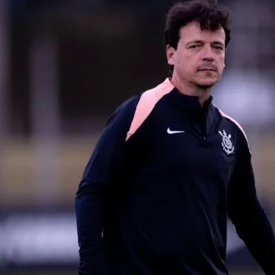 Jogadores do Fluminense durante partida fora de casa antes do confronto com o Corinthians pelo Brasileirão