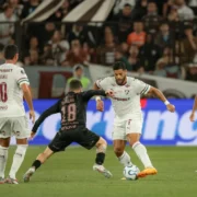 Jogadores do Fluminense durante partida fora de casa na temporada de 2026