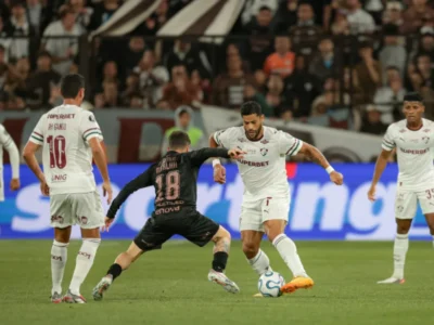 Jogadores do Fluminense durante partida fora de casa na temporada de 2026