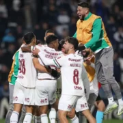Jogadores do Fluminense comemoram durante partida da temporada de 2026