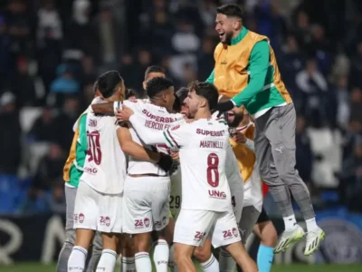 Jogadores do Fluminense comemoram durante partida da temporada de 2026