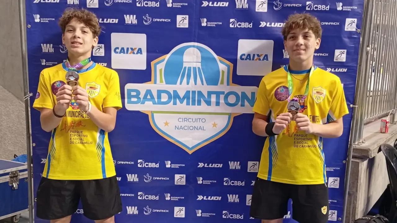 Rafael e Samuel de Oliveira Dias após conquista no badminton Sub-15