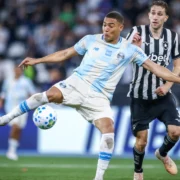 Carlos Vinicius disputa a bola durante Botafogo x Grêmio pelo Campeonato Brasileiro