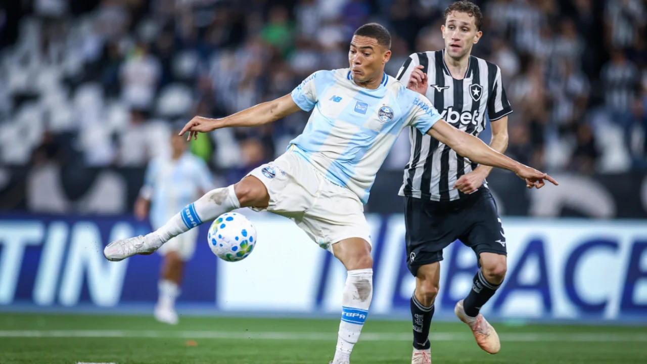 Carlos Vinicius disputa a bola durante Botafogo x Grêmio pelo Campeonato Brasileiro