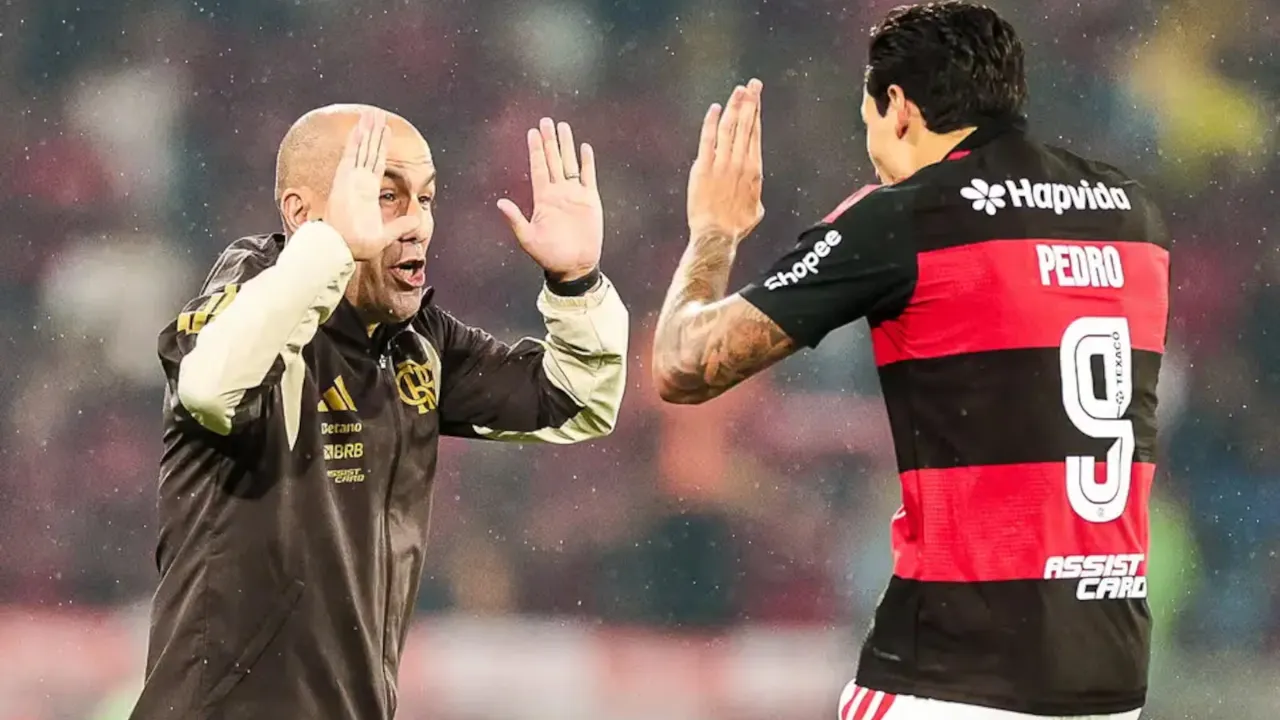 Pedro comemora gol pelo Flamengo contra o Red Bull Bragantino no Campeonato Brasileiro