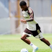 Gonzalo Plata em campo pelo Flamengo antes de ser reavaliado por dores na coxa direita