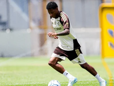Gonzalo Plata em campo pelo Flamengo antes de ser reavaliado por dores na coxa direita