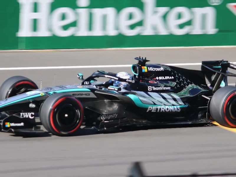 Mercedes de George Russell em ação durante a temporada 2026 da Fórmula 1