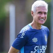 Luís Castro durante passagem pelo Grêmio antes da demissão