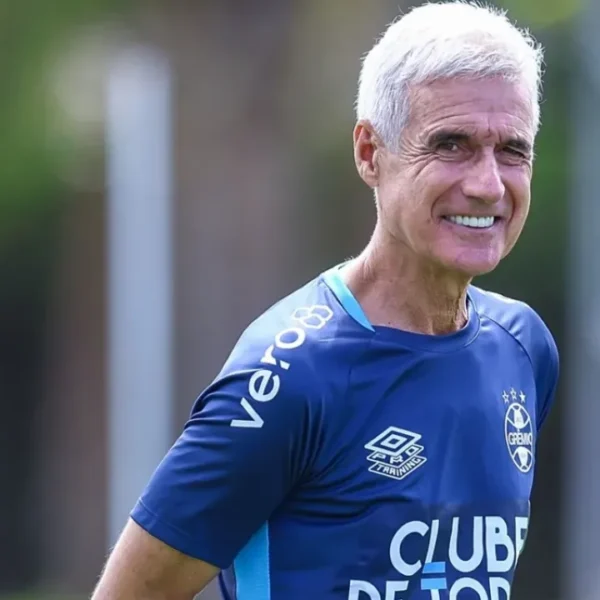 Luís Castro durante passagem pelo Grêmio antes da demissão