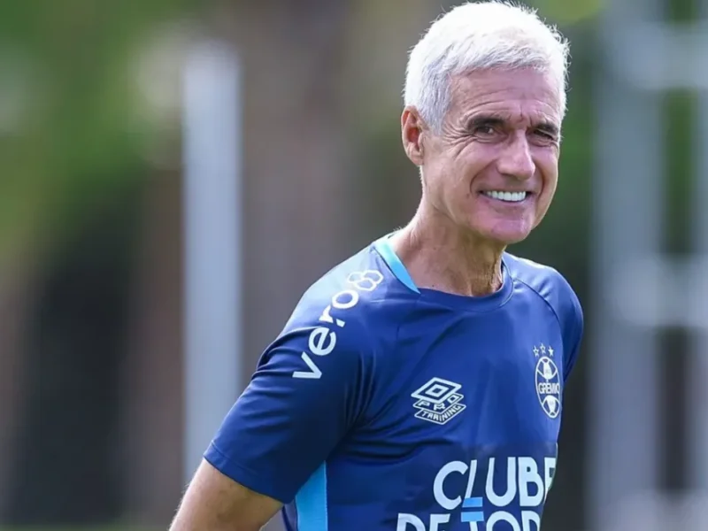 Luís Castro durante passagem pelo Grêmio antes da demissão
