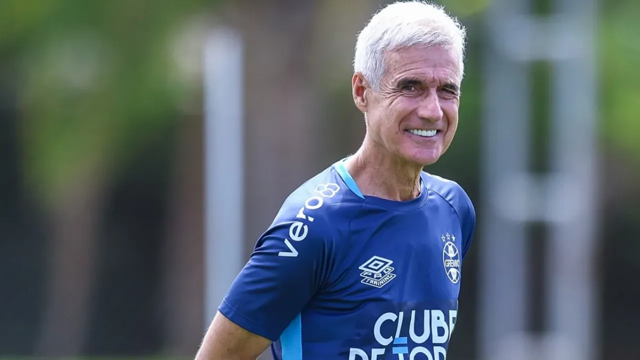 Luís Castro durante passagem pelo Grêmio antes da demissão