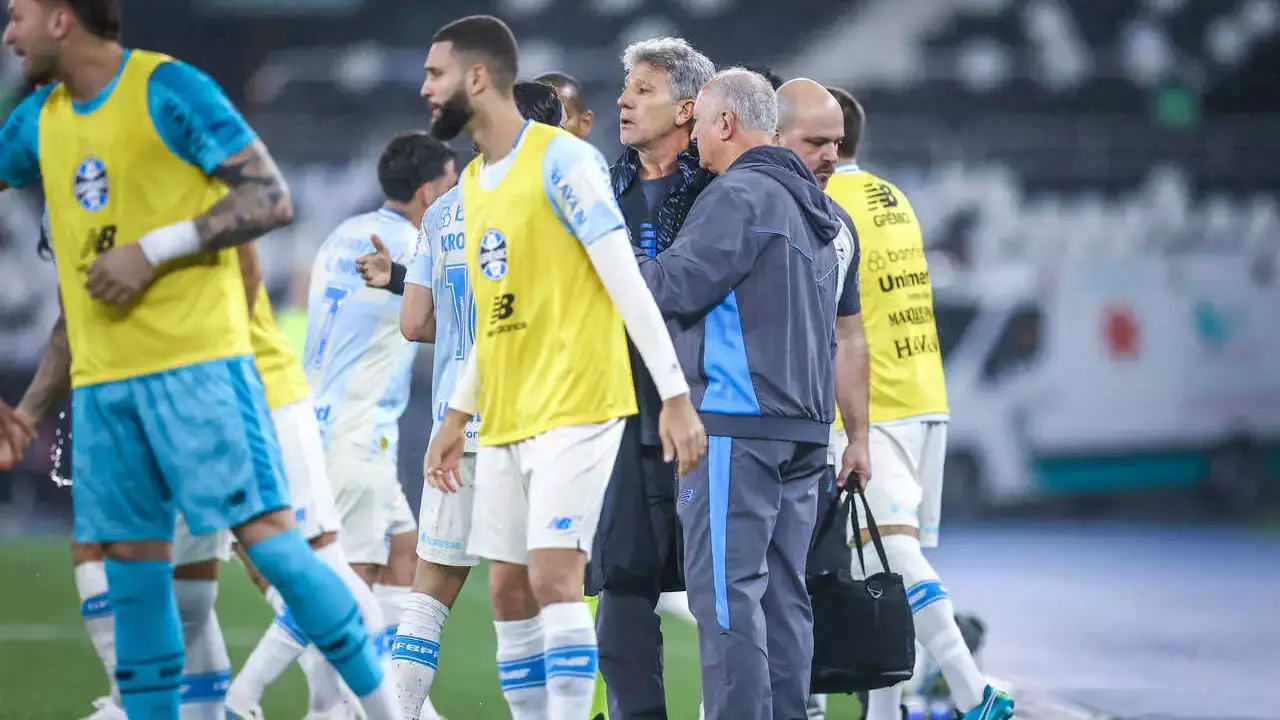 Renato Gaúcho com jogadores do Grêmio antes do confronto com o Palmeiras pelo Campeonato Brasileiro