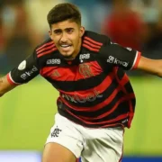 Guilherme Gomes durante partida pelo Flamengo antes de negociação com o Gil Vicente