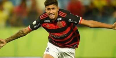 Guilherme Gomes durante partida pelo Flamengo antes de negociação com o Gil Vicente