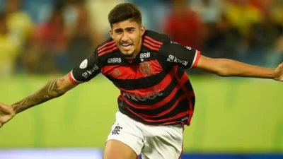Guilherme Gomes durante partida pelo Flamengo antes de negociação com o Gil Vicente