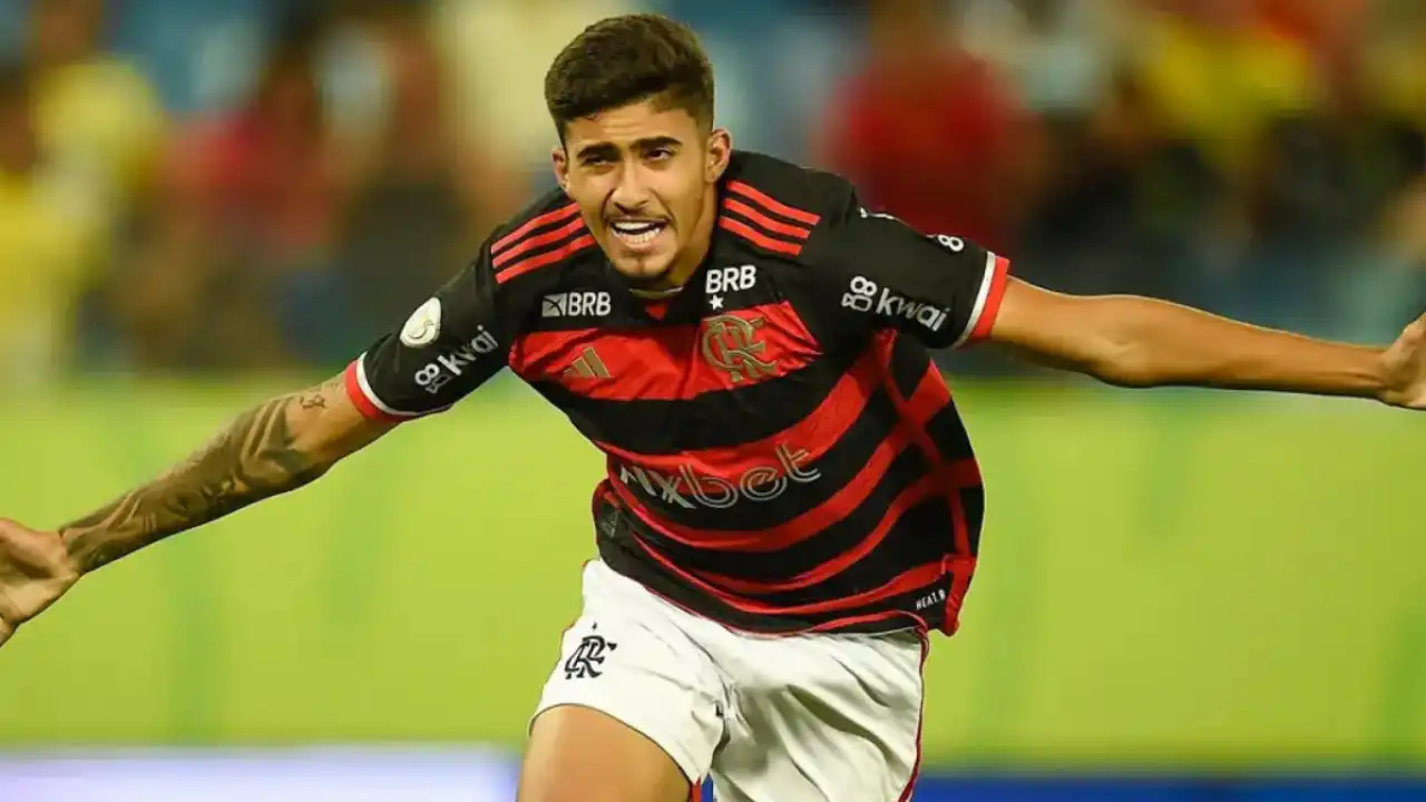Guilherme Gomes durante partida pelo Flamengo antes de negociação com o Gil Vicente