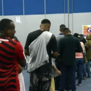 Eleitores aguardam em fila para votar em seção eleitoral