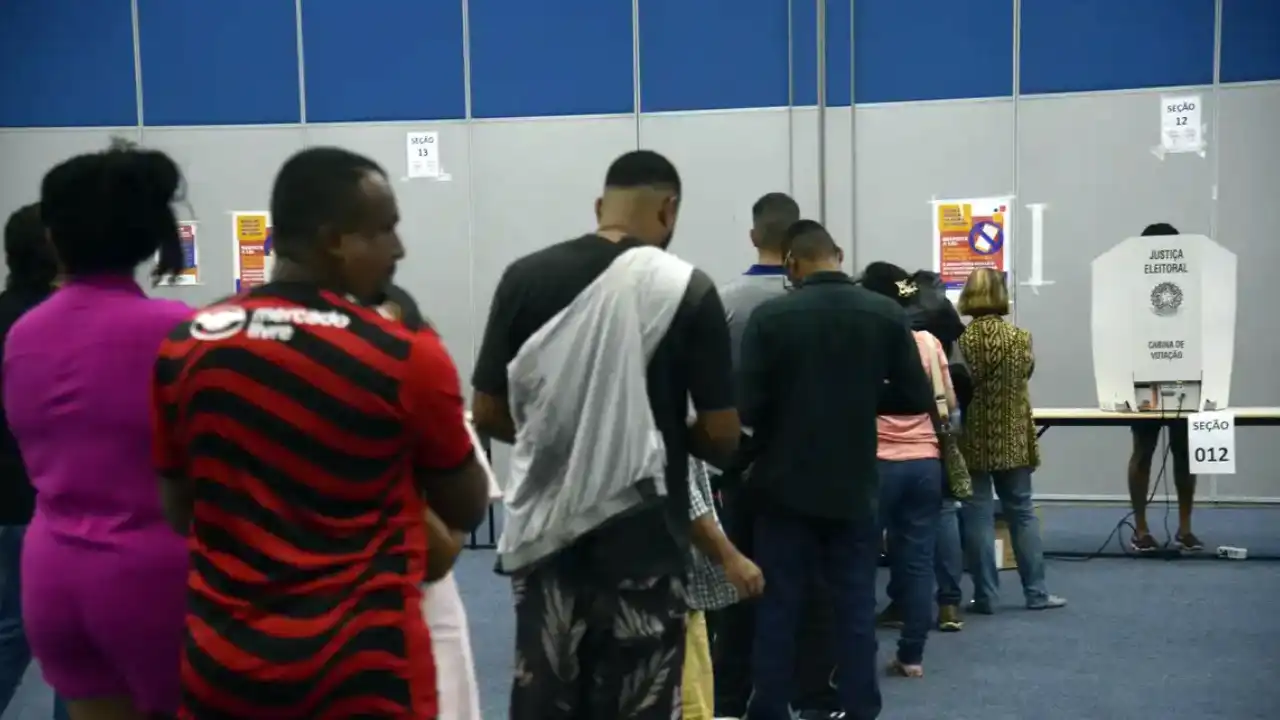 Eleitores aguardam em fila para votar em seção eleitoral Eleitores aguardam em fila para votar em seção eleitoral