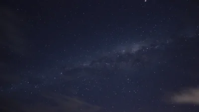 Céu estrelado durante a madrugada do horóscopo de 4 de setembro de 2026