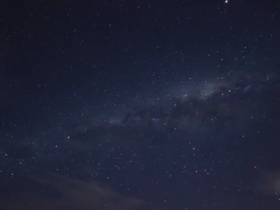 Céu estrelado durante a madrugada do horóscopo de 4 de setembro de 2026
