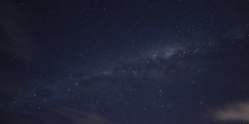 Céu estrelado durante a madrugada do horóscopo de 4 de setembro de 2026